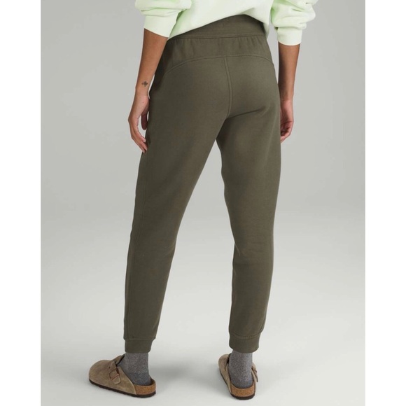 Lululemon Scuba High-Rise Jogger *Full Length in Army Green Size 0 - Picture 2 of 14